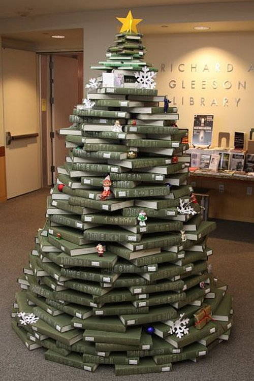 Árbol de navidad con libros.