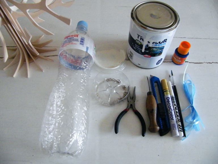 Materiales para hacer copos de nieve con botellas de plástico