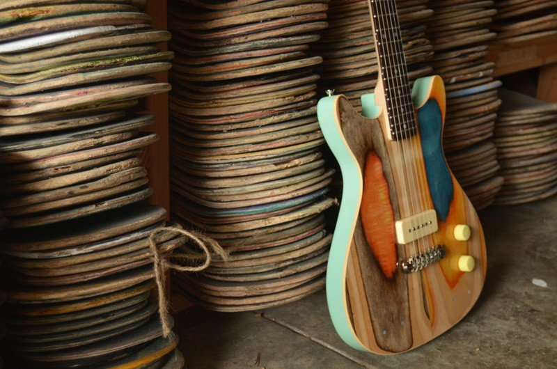 Guitarras-hechas-con-tablas-de-patinar-recicladas