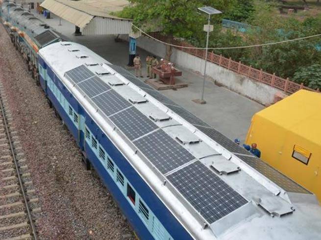 India-quiere-trenes-con-techos-solares1