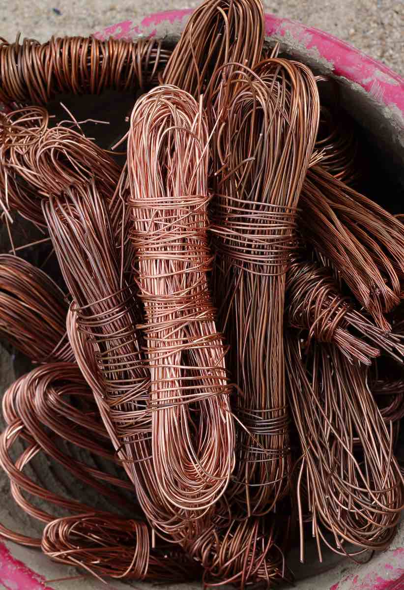 Protege tu jardín de forma ecológica: El poder del alambre de cobre