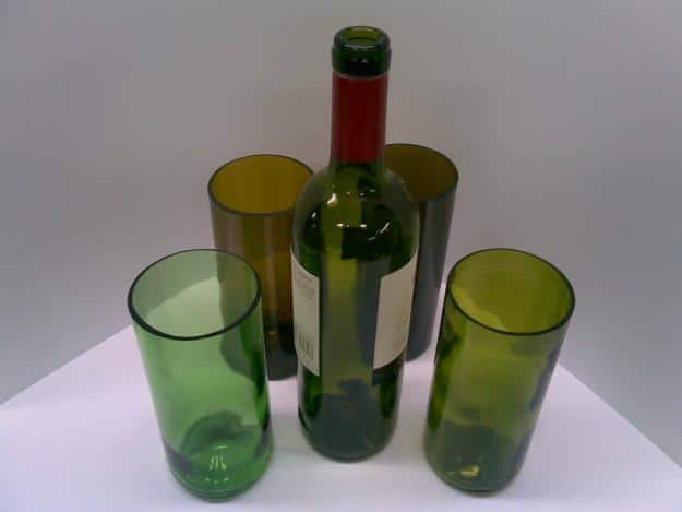Empleador polilla En marcha Cómo hacer vasos con botellas de vidrio recicladas