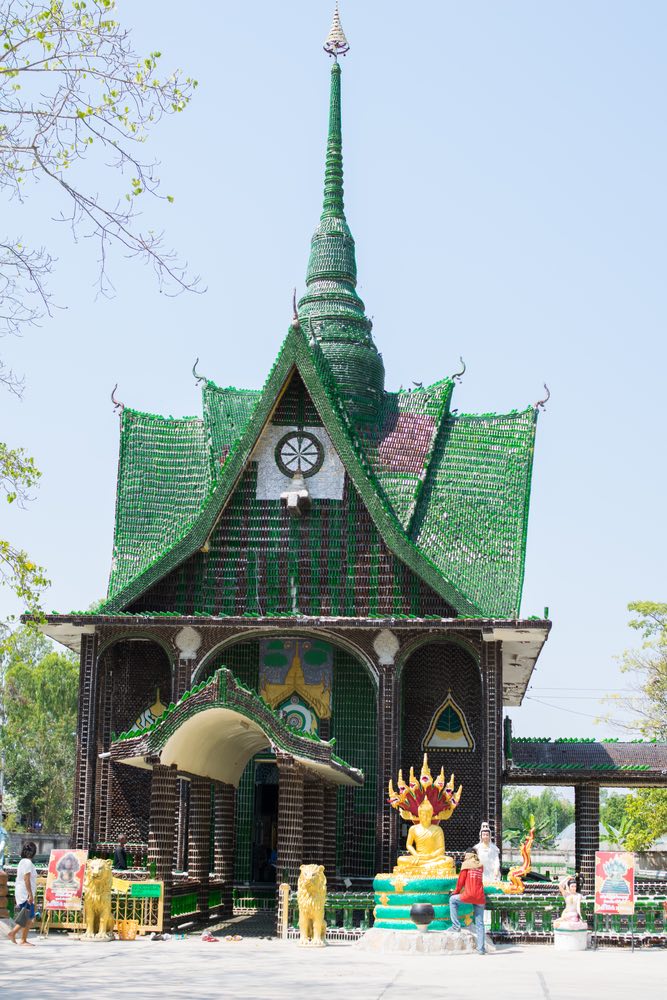 Wat PA Maha Chedi kaew. El templo de las botellas de cerveza
