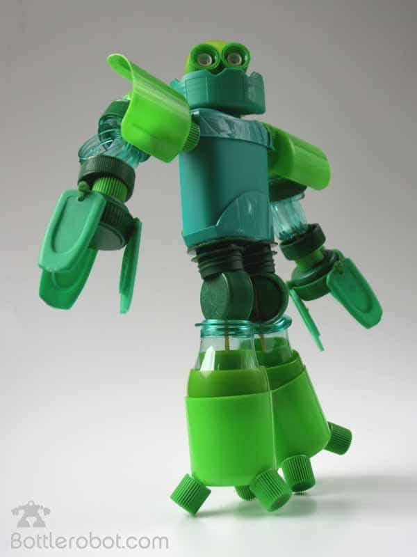 Bottlerobot. Robots con trozos de botellas plásticas recicladas