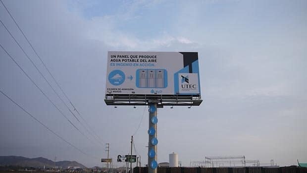 Un panel publicitario que produce agua potable del aire
