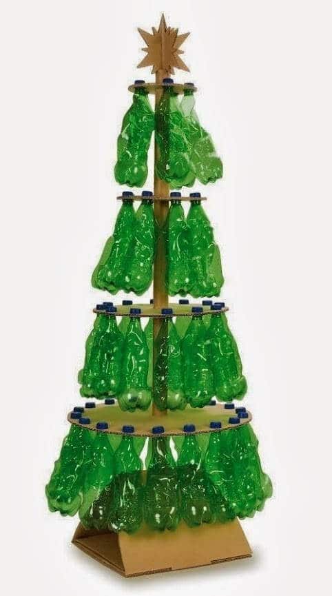 arbol de navidad con botellas