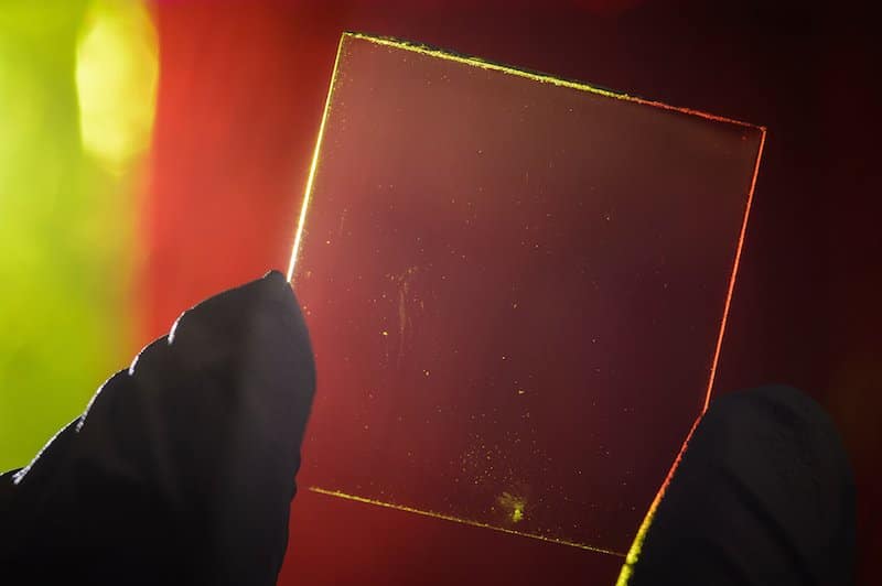 Paneles solares transparentes en laboratorio