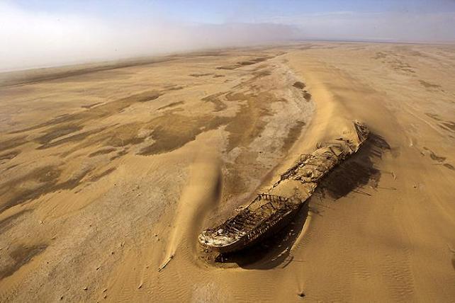 Barco sepultado en el Mar de Aral