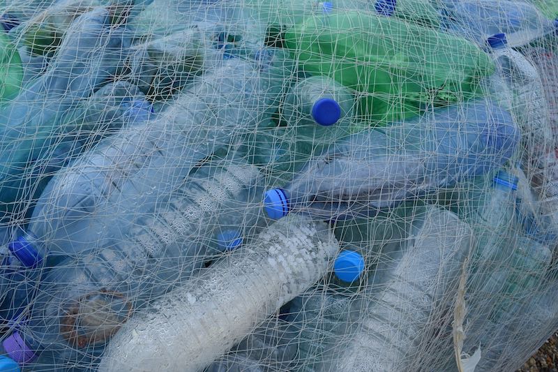 Botellas de plastico en red de pesca
