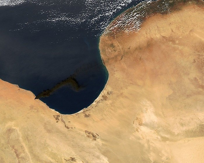 Catastrófico incendio en una refinería de petróleo en Libia-satelite1
