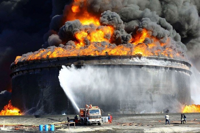 Catastrófico incendio en una refinería de petróleo en Libia