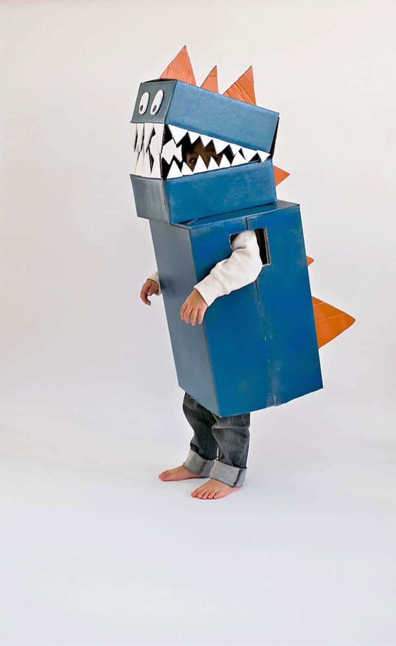 Disfraz de dinosaurio hecho de cartón reciclado para carnaval