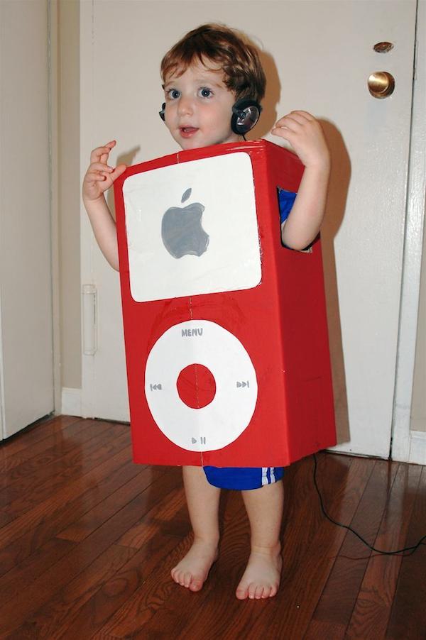 Disfraz ipod de apple con cajas de carton y papel
