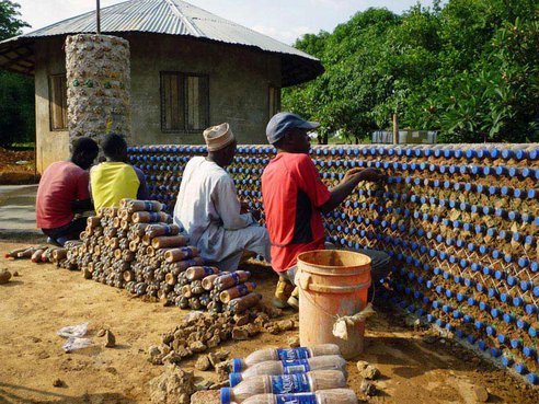 construccion_reciclando_botellas_pet_nigeria