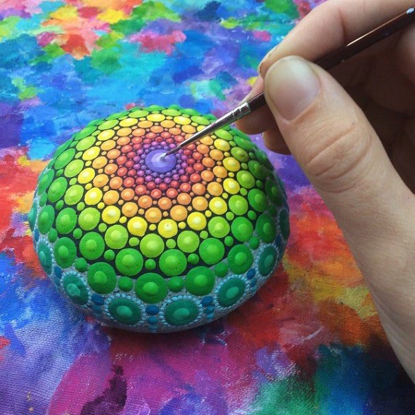 Como pintar piedras para crear coloridos Mandalas2