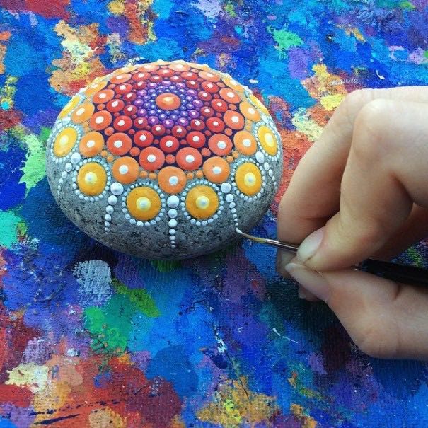Como pintar piedras para crear coloridos Mandalas5