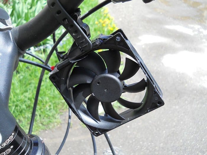 Como hacer un cargador eólico de smartphones para bicicletas3