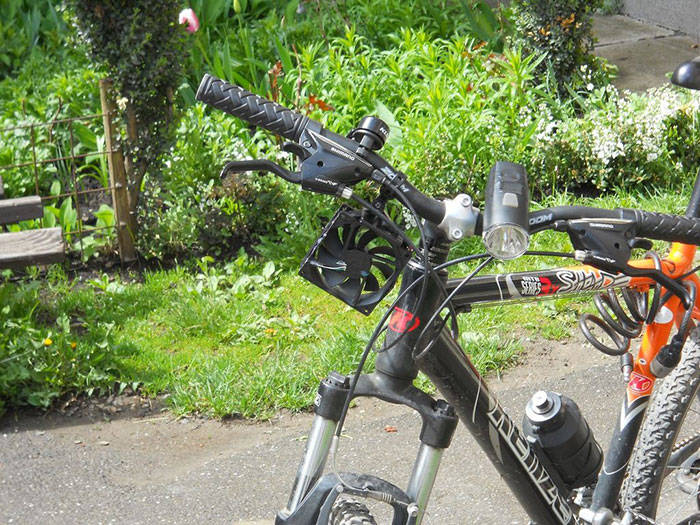 Cómo hacer un cargador eólico de smartphones para tu bicicleta