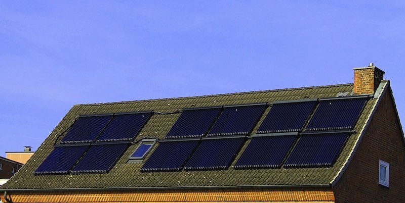 La Casa Blanca instala paneles solares en casas de protección oficial