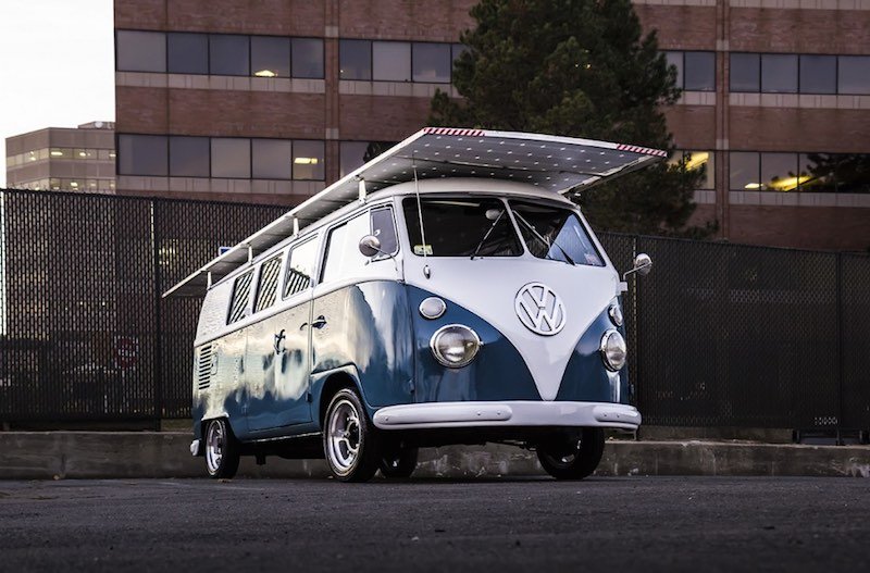 furgoneta Volkswagen de 1966 impulsada solo por energía solar