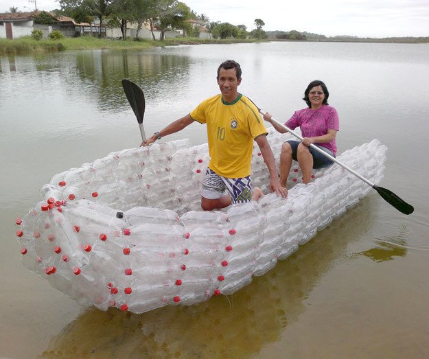 Barca con botellas de plástico