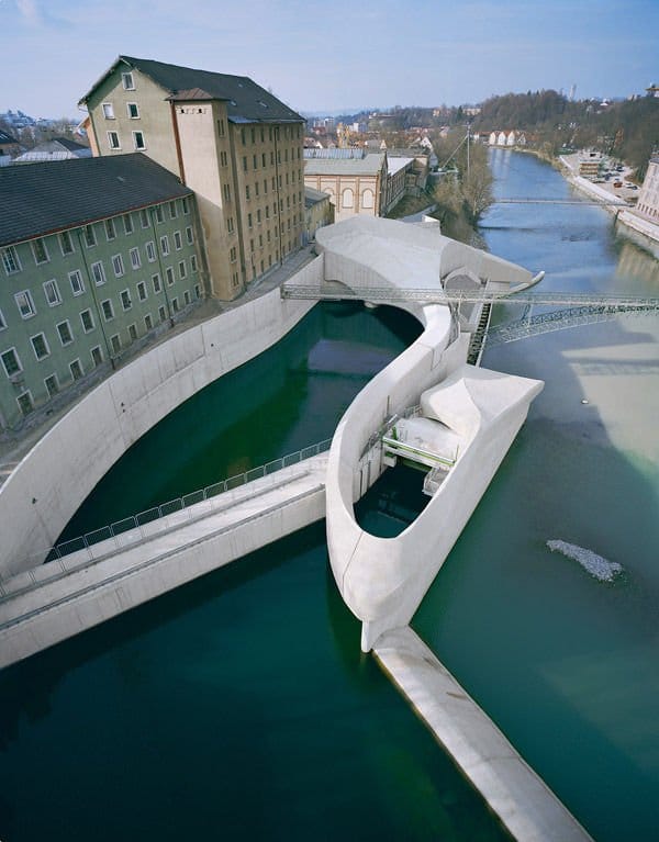 Central hidroeléctrica perfectamente integrada en la ciudad