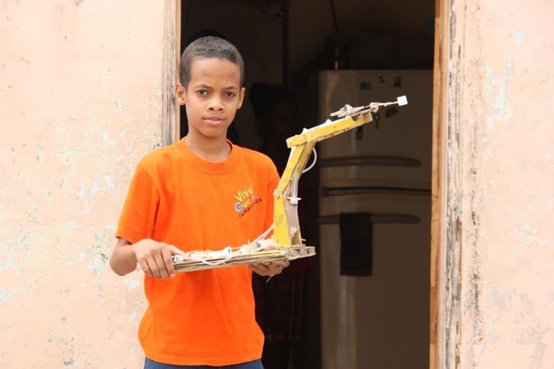 Niño prodigio dominicano que construye robots con material reciclado