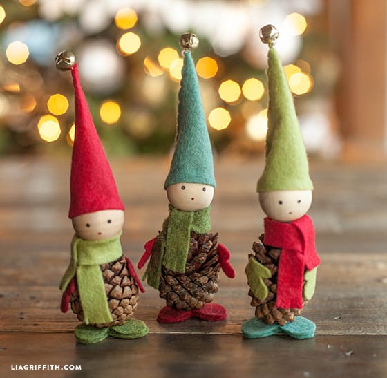 Como hacer elfos navideños con piñas de pino fieltro