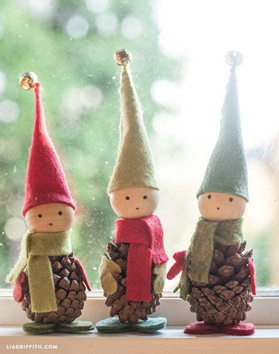 Como hacer elfos navideños con piñas de pino y fieltro