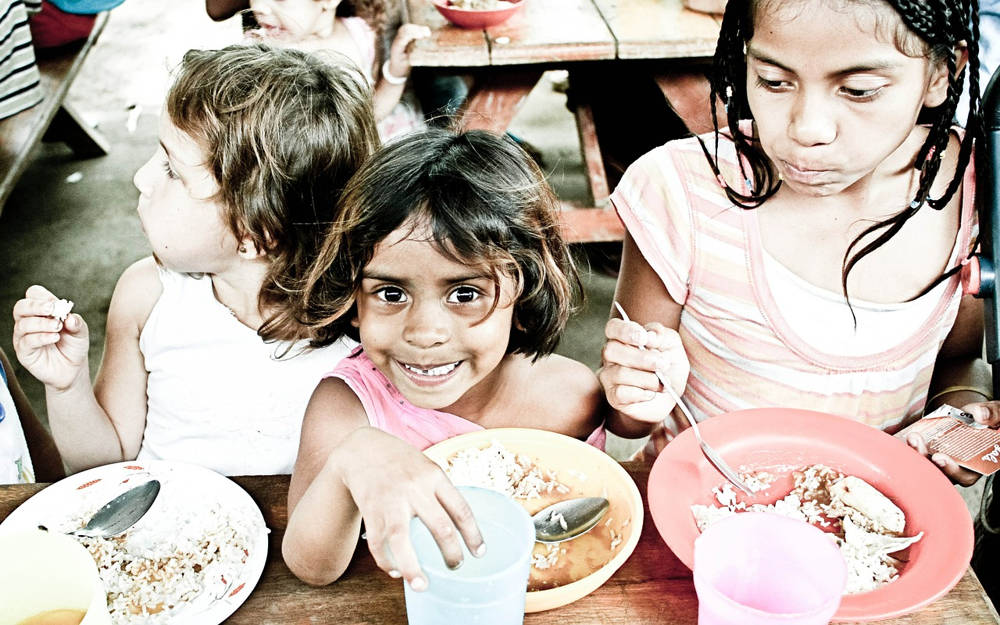 Restaurantes reducen las porciones de los platos para donar alimentos a los niños necesitados