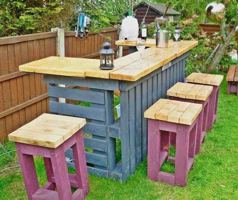 Como hacer una barra de bar en tu jardín con palets3