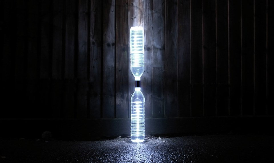 Eight. Pequeña hidroeléctrica que genera luz con dos botellas PET