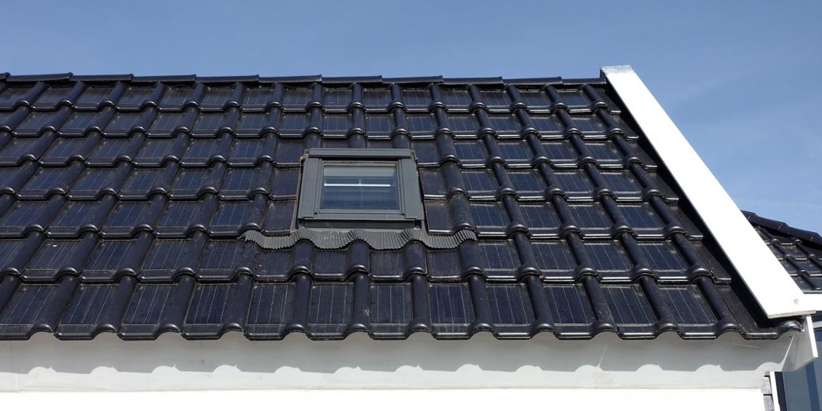 Paneles solares fotovoltaicos integrados en tejas cerámicas.