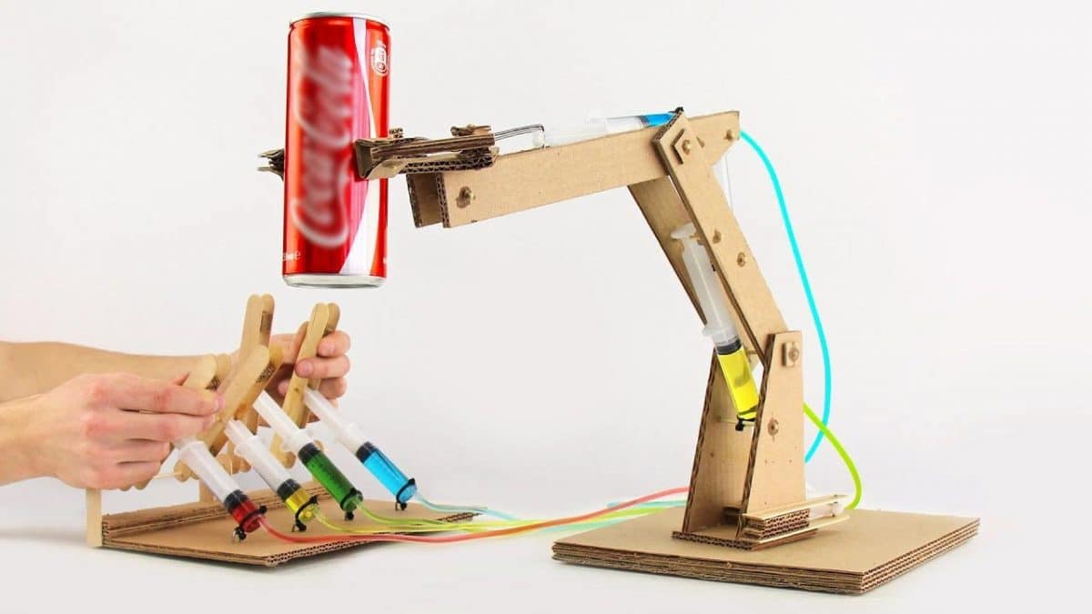 Cómo construir un brazo robot hidráulico de cartón