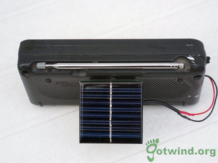 Convierte una radio a pilas en una radio solar paso a paso por menos de 5 $