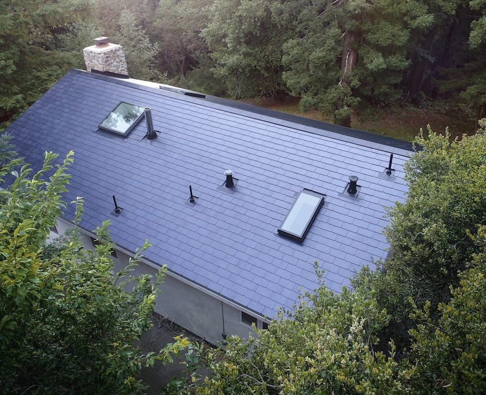 Tejas solares instaladas en casa unifamiliar