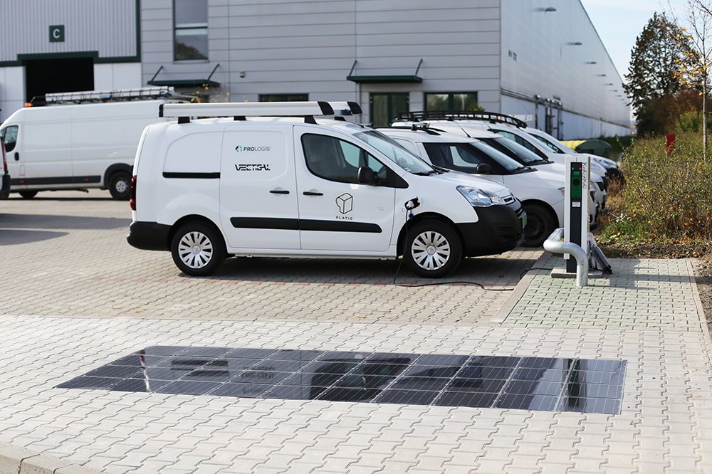 Hungría instala aceras solares para cargar coches eléctricos