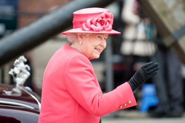 La reina de Inglaterra prohíbe las botellas y las pajitas de plástico
