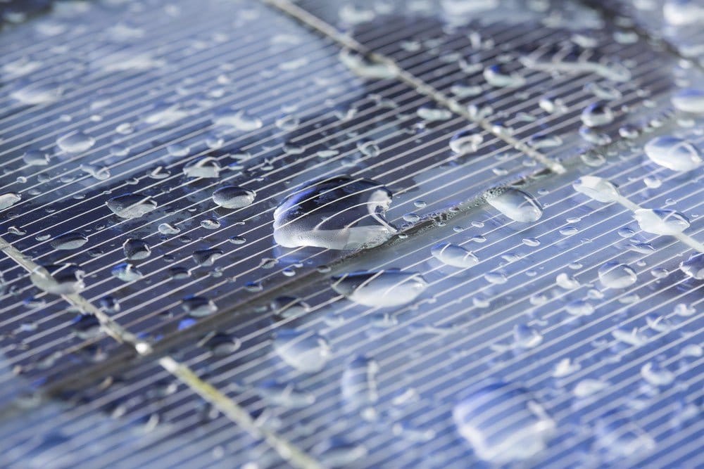 Panel solar fotovoltaico con gotas de agua, mojado