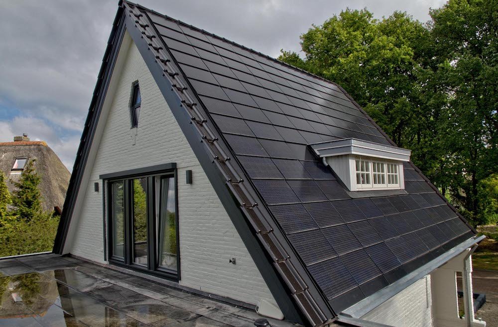 Tejas y fachadas solares negras para la generación de energía solar