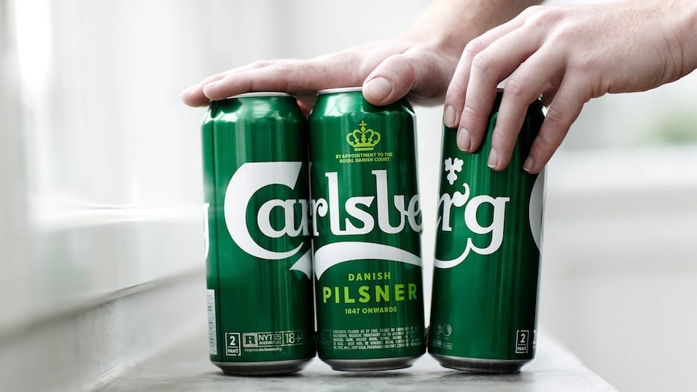 Carlsberg pega sus latas en lugar de usar anillos para reducir el plástico un 76%