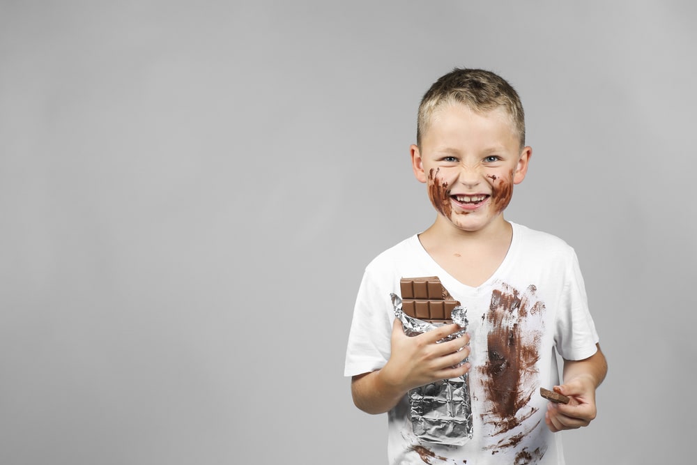 Cómo limpiar manchas de chocolate de la ropa con productos caseros