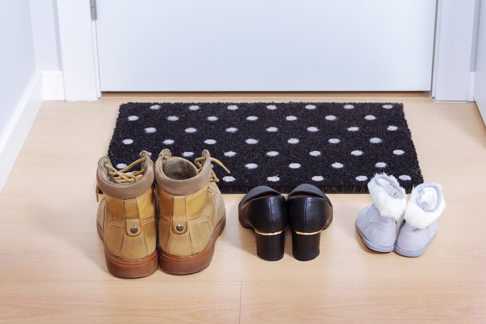 ¿Por qué es mejor quitarse los zapatos en casa para evitar contagios?