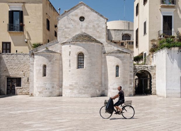 Ciclista en Bari, Italia