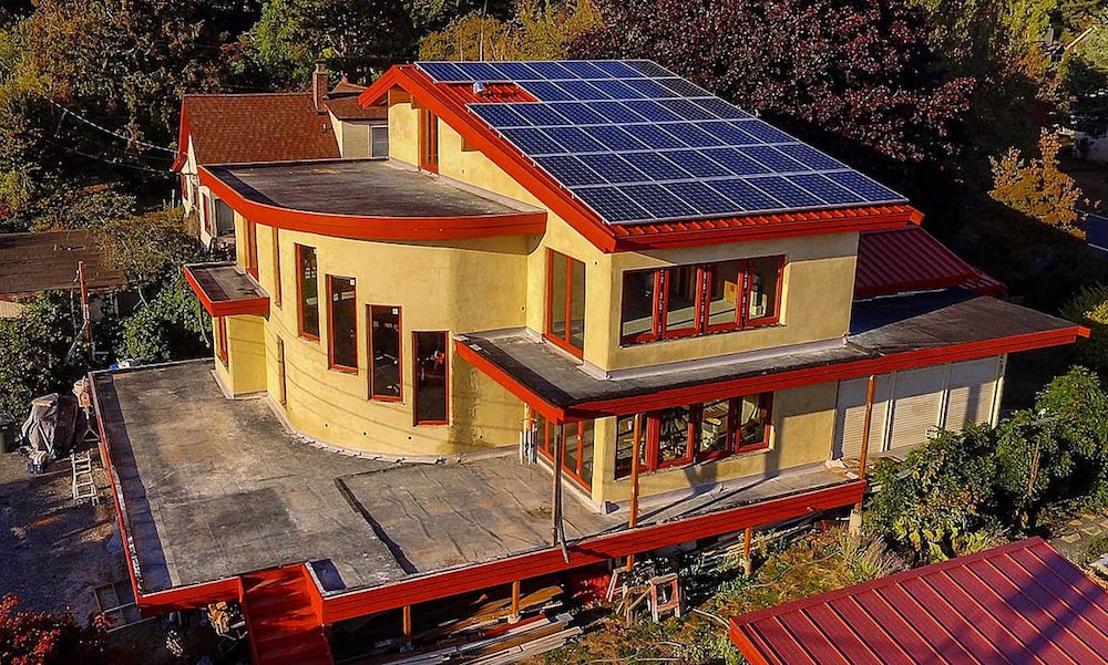 Conoce la casa solar remodelada con hempcrete, el hormigón de cáñamo