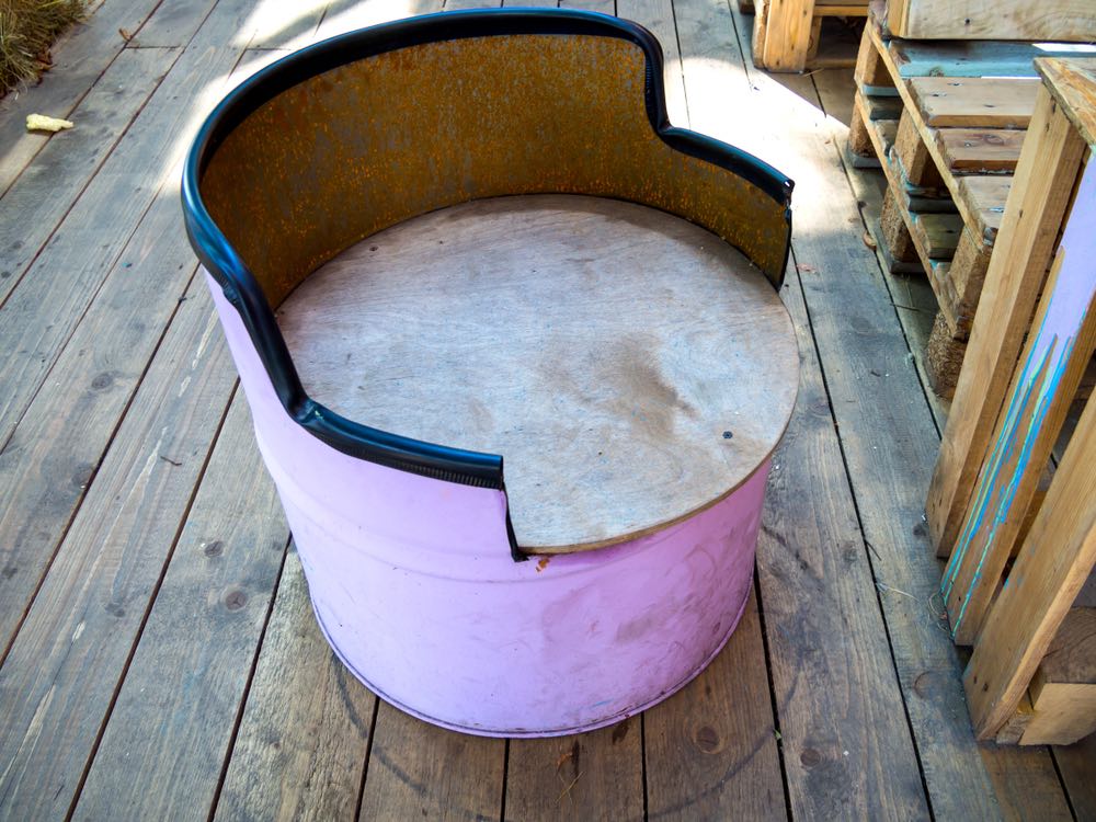 Cómo sillones con barriles reutilizados