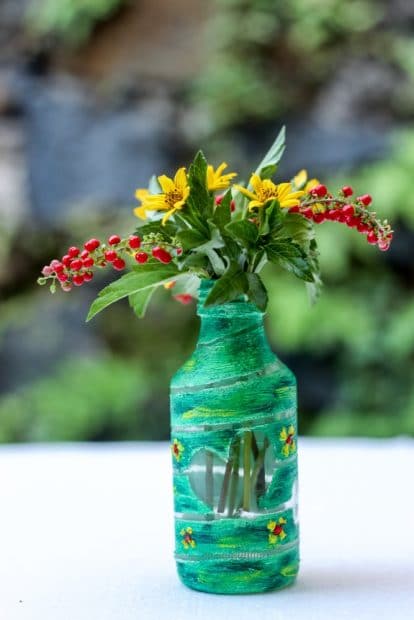 Cómo hacer floreros con botellas de vidrio