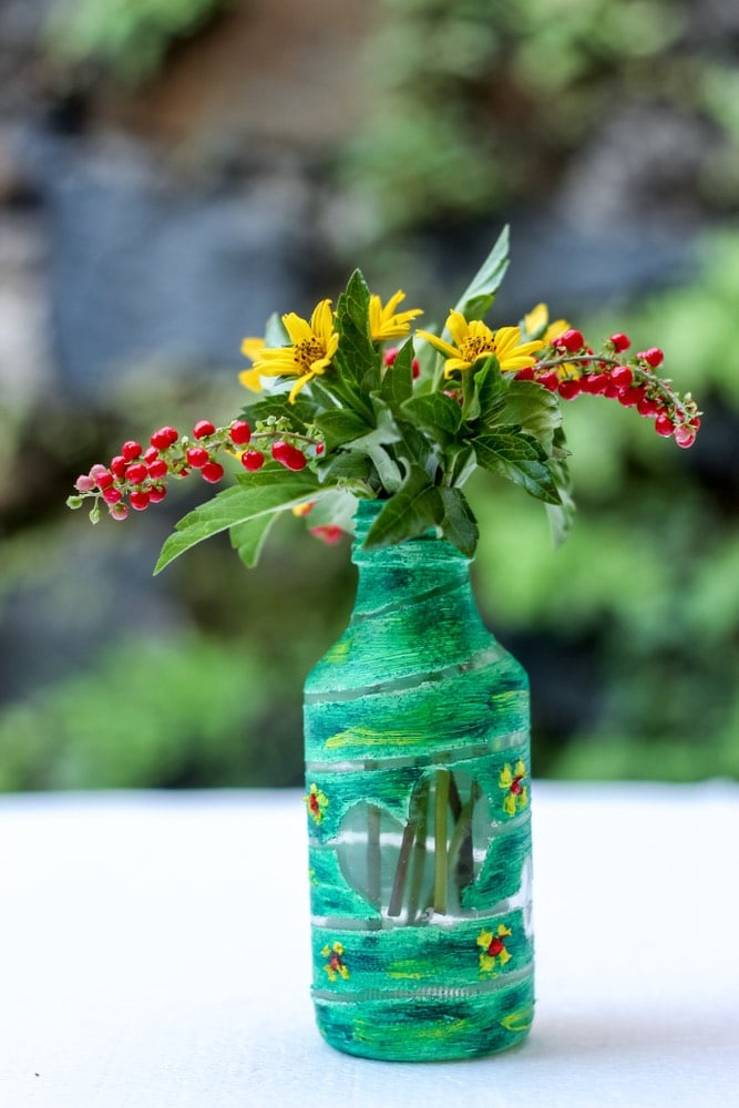 Cómo hacer floreros con botellas de vidrio