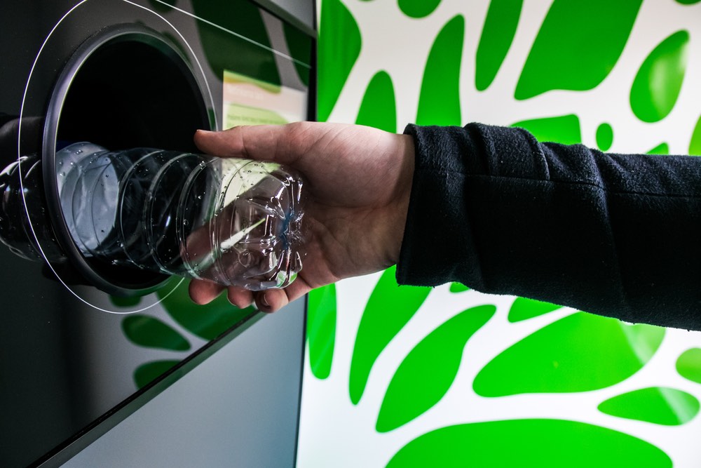 Máquina reciclaje botellas plástico