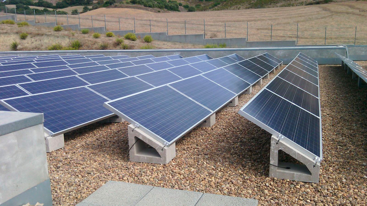 Se puede instalar placas solares sin legalizar